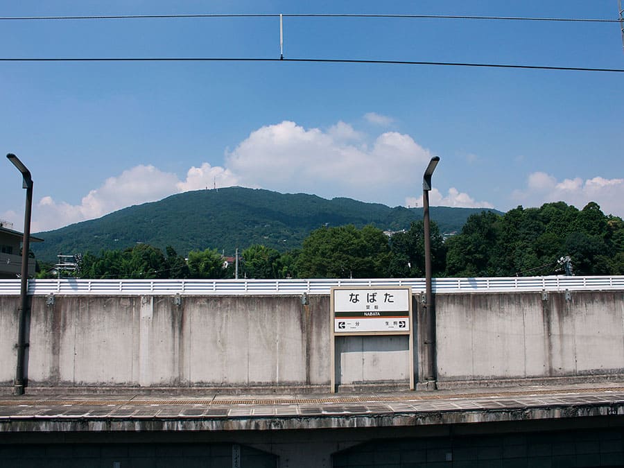 ホームから生駒山が見える