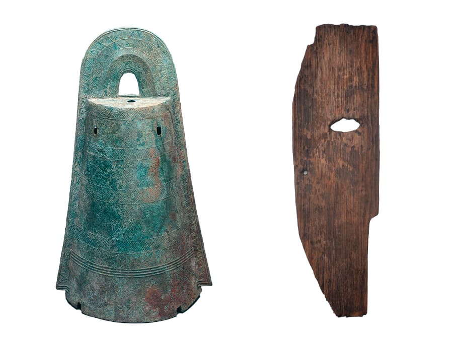 （左）大福銅鐸（右）木製仮面
写真提供：桜井市教育委員会